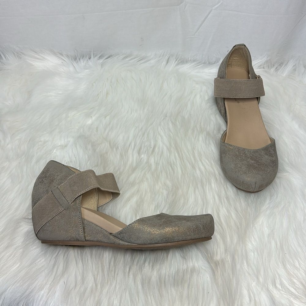 Madeline Stuart Norris Gold/Tan Faux Suede Covered Wedge Heels Sz 8 WIDE…‎